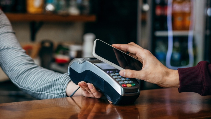 Kunden beim mobilen Bezahlen
