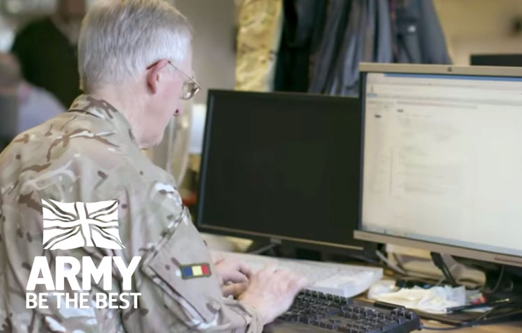Um funcionário do Exército Britânico no computador