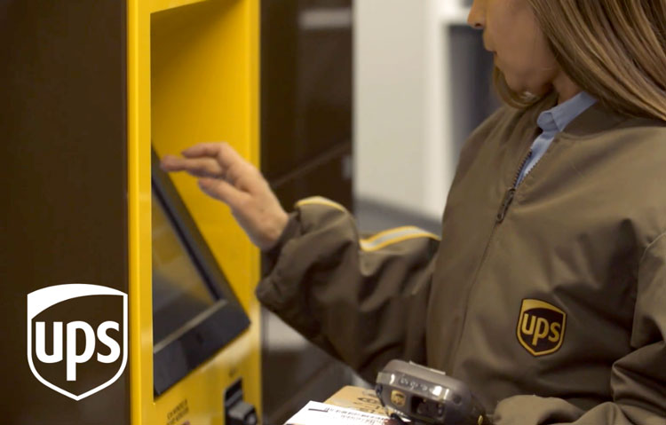 Uma funcionária da UPS em uma caixa de correio inteligente