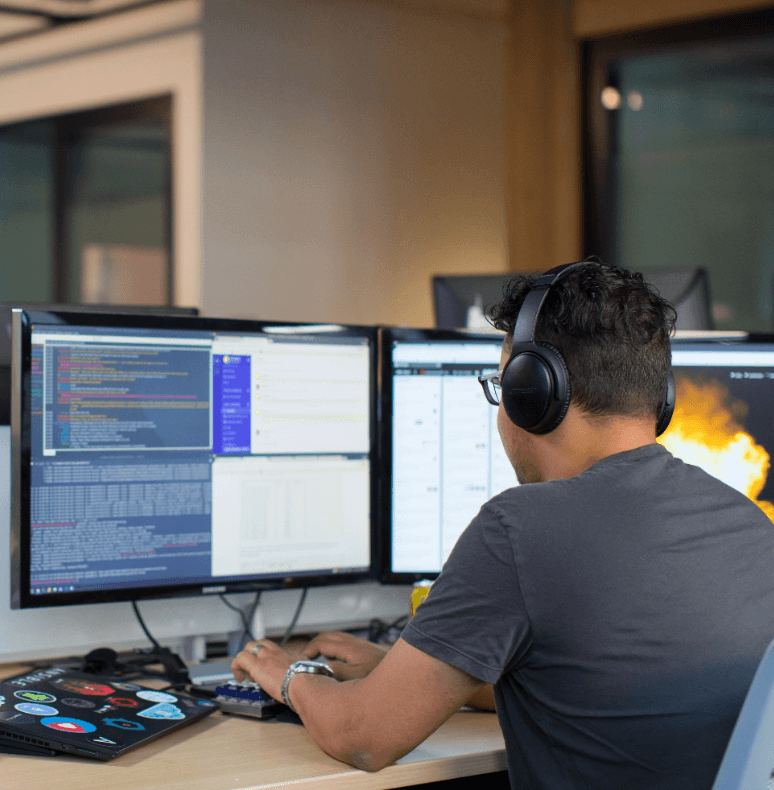 hombre con auriculares trabajando en una computadora