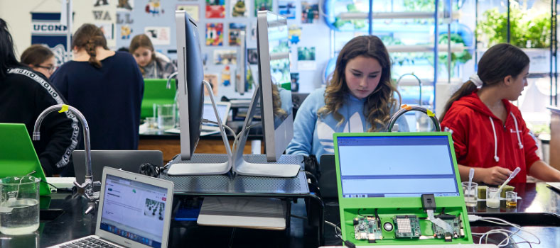 Schüler im Klassenzimmer, die mit Raspberry Pi-Geräten arbeiten